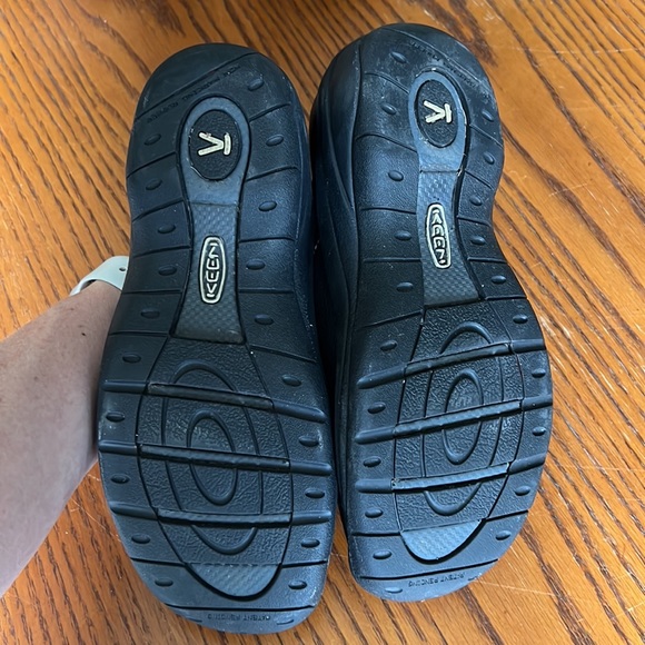 Keen Women’s slip on shoe. - Picture 3 of 7